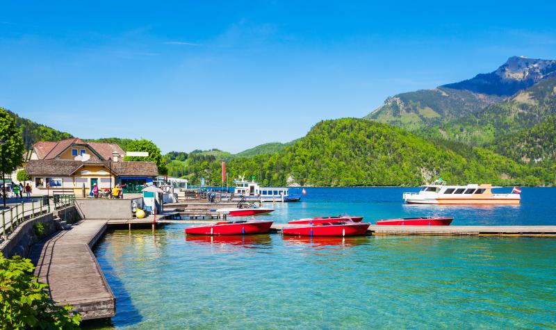 Per Schiff durchs malerische Salzkammergut
